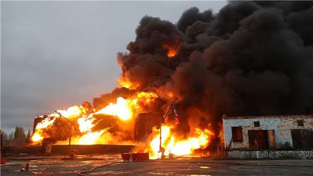 Rauch und Feuer steigen von brennenden Tanks auf, nachdem ukrainische Streitkräfte ein Öldepot in Schachtarsk beschossen haben.