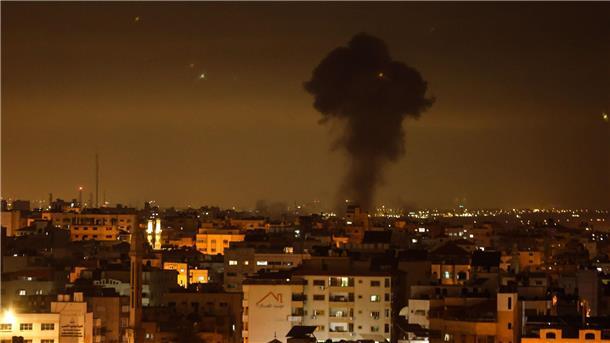Rauch und Flammen steigen nach israelischen Luftangriffen über Gaza-Stadt auf.