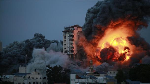 US-Organisation: Seit Hamas-Attacke 29 Journalisten getötet Rauch und Flammen steigen über Gaza-Stadt auf, nachdem israelische Streitkräfte ein Hochhaus angegriffen haben.