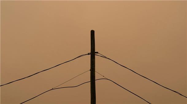 Rauch verdeckt die Sonne, während Waldbrände im Norden Manitobas wüten.