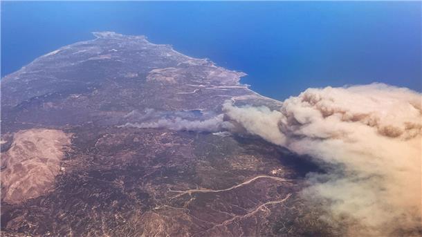 Waldbrände auf Rhodos toben weiter - Tausende fliehen Rauchschwaden hängen über der griechischen Insel Rhodos.