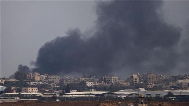 Palästinenser: Mehr als 30 Tote bei Angriffen in Rafah Rauchschwaden steigen nach einer Explosion im Gazastreifen auf.