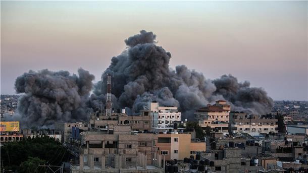Humanitäre Lage in Gaza spitzt sich zu Rauchschwaden steigen nach israelischen Luftangriffen über dem Gazastreifen auf.