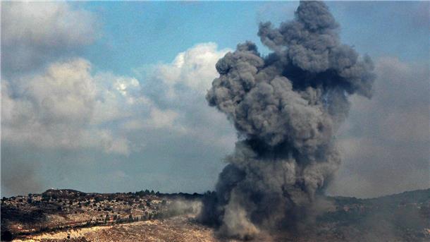 Bilder des Tages Rauchwolken steigen auf nach einem israelischen Luftangriff im Südlibanon.
