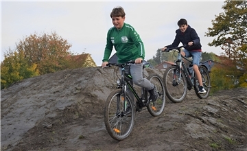 Rauf und runter geht es auf der neuen Dirtbike-Anlage in Burhave. Initiator Marlon Schlemmermeyer (links) und Falk von Häfen haben sie am Freitag ausgiebig getestet.