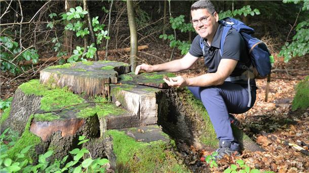 Raus in den Wald und mit allen Sinnen eine faszinierende Lebenswelt erfahren: „Waldpeter“ Peter Itjen leitet an zu einer intensiven Auseinandersetzung mit der Natur, ihren Gesetzmäßigkeiten und Kreisläufen, aber auch mit sich selbst. 
