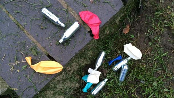Lauterbach will rasch strengere Regeln für Lachgas Rausch mit Folgen: Lachgas-Kartuschen und Luftballons in einem Park.