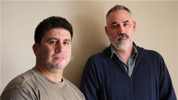 Ray Mendoza (l) und Alex Garland, Co-Autoren und Co-Regisseure des Films „Warfare“.