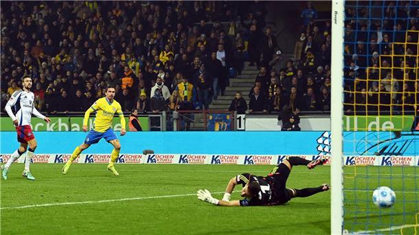 1:3 in Braunschweig: HSV in der Krise Rayan Philippe trifft zum 3:0 für Braunschweig.