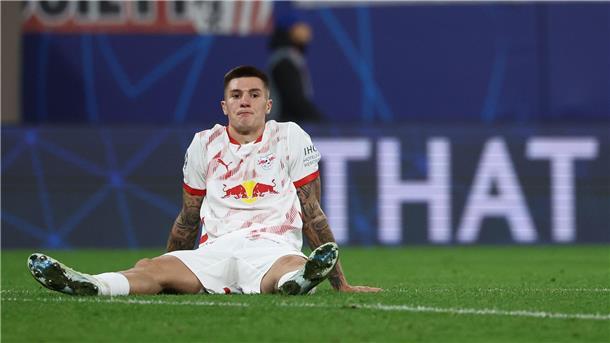Leipzig verpasst wieder die Lücke - Rose: „Hartes Learning“ RB-Doppeltorschütze Benjamin Sesko sitzt nach dem 2:3 enttäuscht auf dem Rasen.