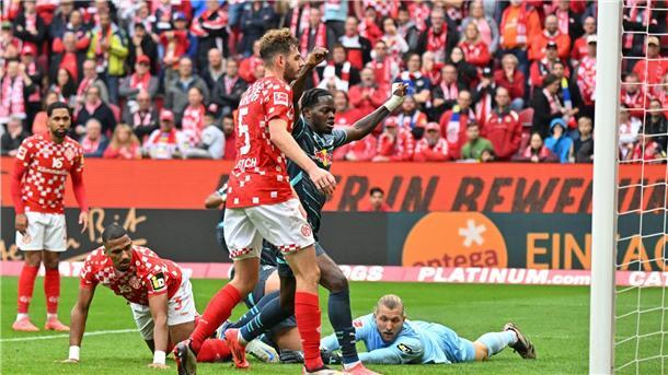 Leipzig ohne Glanz, aber souverän - 2:0 in Mainz RB Leipzig (blau) hat gegen Mainz 05 (rot) einen ungefährdeten Sieg eingefahren.