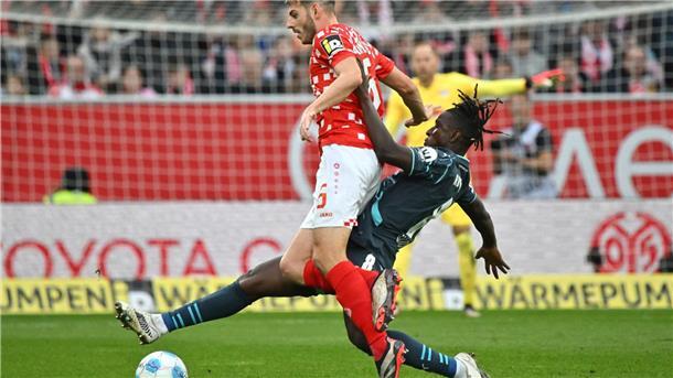 Leipzig ohne Glanz, aber souverän - 2:0 in Mainz RB Leipzig um Amadou Haidara (r) gelang gegen Mainz 05 um Maxim Leitsch (l) ein glanzloser Sieg.