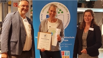 Realschullehrerin Maren Jebram nahm für die Findorff-Realschule die Auszeichnung zur internationalen Umwelt- und Nachhaltigkeitsschule in Form einer Urkunde und eines Metalllabels durch Holger Petruscke, den Fachdezernenten des Landesamtes für Schule und Bildung, und Melanie Cronshagen, Landeskoordinatorin der Umweltschulen Niedersachsen, entgegen.