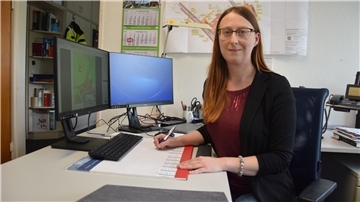 Die neue Leiterin des Amtes für Baumanagement, Rebecca Timpe, an ihrem Arbeitsplatz.