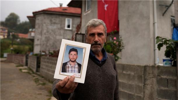 Recep Ayvaz zeigt in Bartin ein Bild seines Sohnes Selcuk Ayvas, der bei der  Explosion in dem Kohlebergwerk getötet wurde.