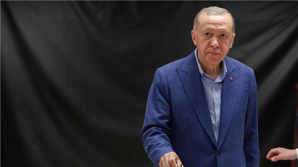 Erdogan gewinnt Präsidentschaftswahl in Türkei Recep Tayyip Erdogan gibt seine Stimme in einem Wahllokal in Istanbul ab.