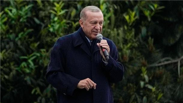 Erdogan gewinnt Präsidentschaftswahl in Türkei Recep Tayyip Erdogan hält eine Rede vor seiner Residenz in Istanbul.