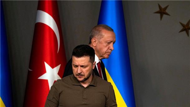 Erdogan hofft auf eine Verlängerung des Getreideabkommens Recep Tayyip Erdogan (hinten) kommt mit Wolodymyr Selenskyj zu einer gemeinsamen Pressekonferenz nach ihrem Treffen in Istanbul.