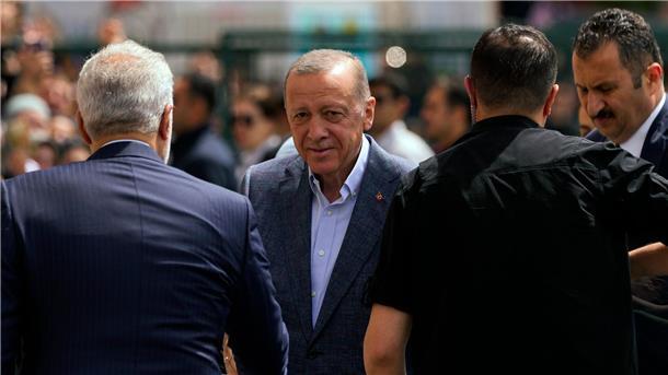 Recep Tayyip Erdogan kommt in Instanbul zur Stimmabgabe in ein Wahllokal.