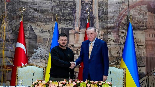 Krieg gegen die Ukraine: So ist die Lage Recep Tayyip Erdogan (r), Präsident der Türkei, gibt Wolodymyr Selenskyj, Präsident der Ukraine, am Ende einer gemeinsamen Pressekonferenz nach ihrem Treffen im Dolmabahce-Palast, die Hand.