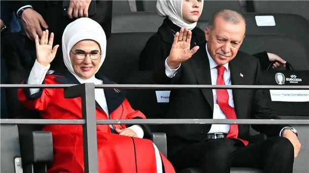 Oranje-Party in Berlin - Erdogan-Beistand hilft Türken nicht Recep Tayyip Erdogan (r), Präsident der Türkei, und seine Frau Emine Erdogan (l) winken vor dem Spiel auf der Tribüne.