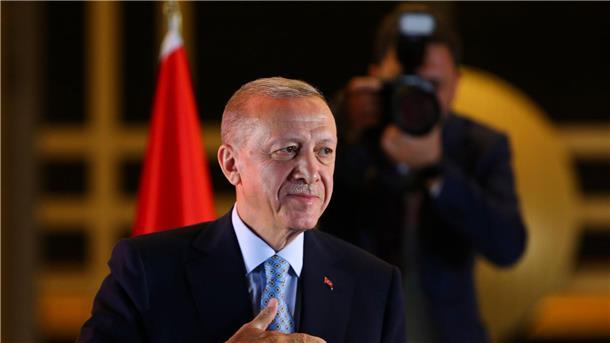 Sieg der Demokratie? Erdogan wird noch einmal Präsident Recep Tayyip Erdogan vor Anhängern im Präsidentenpalast in Ankara.