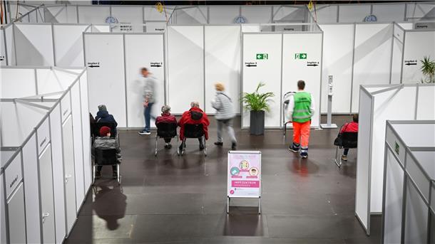 Rechts die Registrierung, links die Aufklärung, nach hinten raus die Impf-Kabinen: Blick in das Impfzentrum in der Stadthalle.