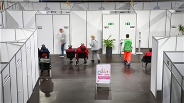 Rechts die Registrierung, links die Aufklärung, nach hinten raus die Impf-Kabinen: Blick in das Impfzentrum in der Stadthalle.