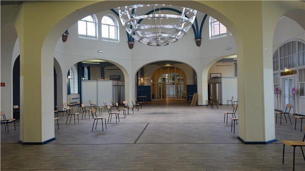 Rechts und links stehen die "Impfstraßen" bereit, in der Mitte ist der Überwachungsbereich zu sehen: Die Hapag-Hallen in Cuxhaven sind zum Impfzentrum umgebaut. 