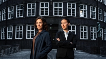 Rechtsanwältin Anna Conti (Desiree Nosbusch, l) und Staatsanwältin Henry Mahn (Malaya Stern Takeda).