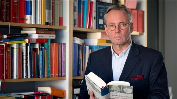 RAF-Experte: Chance, Licht ins Dunkel der Taten zu bringen Rechtsanwalt und RAF-Experte Butz Peters in seiner Kanzlei.