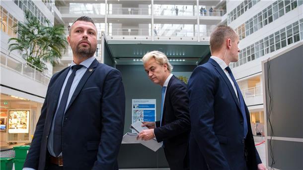Rechtspopulist Geert Wilders (M) gibt in Den Haag in Begleitung von Personenschützern seine Stimme ab.