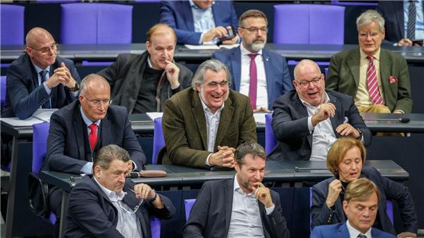 Redner der AfD und Amira Mohammed Ali vom Bündnis Sahra Wagenknecht (BSW) kritisierten das Gesetzesvorhaben von SPD, Union, Grünen und FDP zur Stärkung der Resilienz des Bundesverfassungsgerichts.