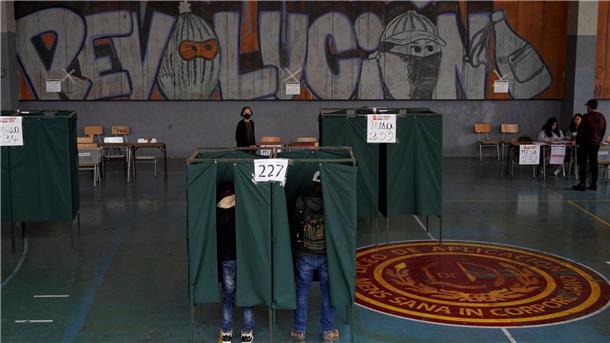 Chilenen stimmen über neue Verfassung ab Referendum in Chile: Die neue Verfassung soll das aktuelle Grundgesetz ersetzen, das noch aus der Zeit der Militärdiktatur stammt.