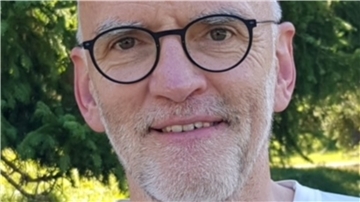  Pastor Volker Klindworth schaut in die Kamera.