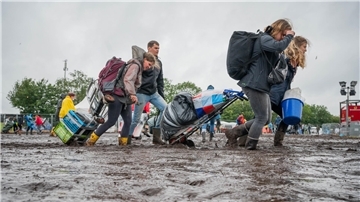 Regen und Matsch: Einige Besucher reisen früher ab, als ursprünglich geplant.