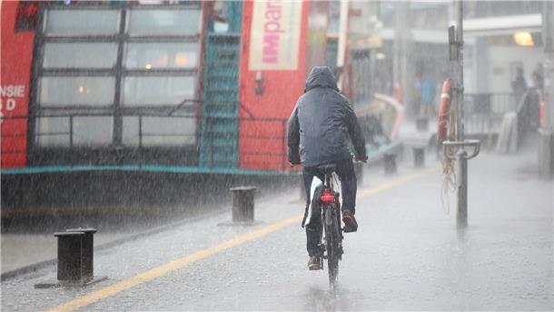 Unwetter im Norden führen zu zahlreichen Einsätzen Regenfälle haben im Hamburg zu einigen Einsätzen geführt. (Archivbild)