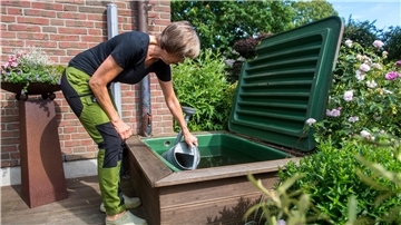 Regenwasserspeicher gibt es in vielen Ausführungen. Schon mit einfachen Kunststoffzisternen aus dem Baumarkt lassen sich 1500 bis 10.000 Liter Wasser speichern.
