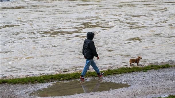 Auch der Sommer 2023 war in Deutschland zu warm Regenwetter an der Isar in München. Aber der Sommer war trotzdem wieder zu warm.