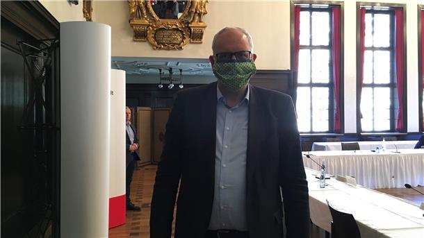 Regierungschef Andreas Bovenschulte geht mit gutem Beispiel voran und hofft auf die Einsicht der Bremer und Bremerhavener, ab Montag beim Einkaufen und in Bus und Bahn Masken zu tragen.