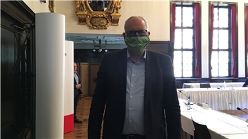Regierungschef Andreas Bovenschulte geht mit gutem Beispiel voran und hofft auf die Einsicht der Bremer und Bremerhavener, ab Montag beim Einkaufen und in Bus und Bahn Masken zu tragen.