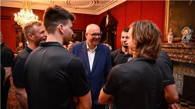 Regierungschef Andreas Bovenschulte mit Spielern der Fischtown Pinguins