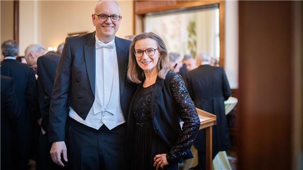 Der Bürgermeister mit einer Frau
