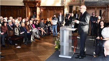 Bürgermeister Bovenschulte im alten Rathaussaal vor Publikum
