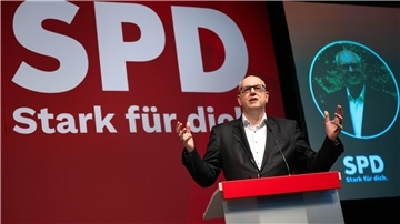 Mann am Rednerpult