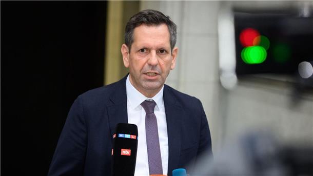 Ministerpräsident Lies verletzt Radfahrer mit Autotür Regierungschef Lies steht mit dem verletzten Radfahrer im Austausch.
