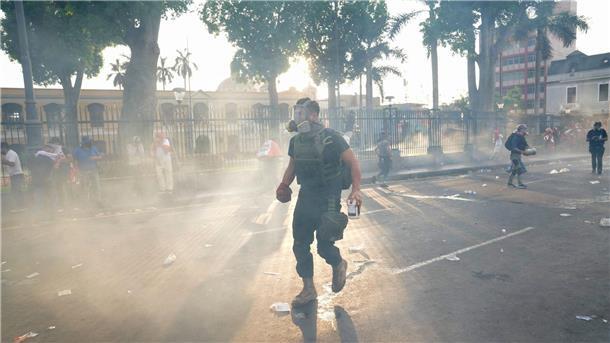 Polizei und Demonstranten: Brutale Zusammenstöße in Peru Regierungskritische Demonstranten stellen sich der Polizei.