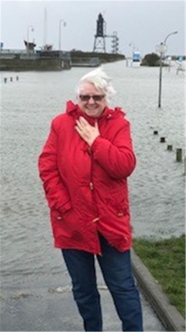 Regina Buan an einem stürmischen Tag in Bremerhaven. Ihr Aufenthalt in der alten Heimat war kürzer als geplant.