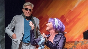 Regina Bührig und Carsten Lappöhn im aktuellen Stück „Mien Mann un siene Wiewer“.