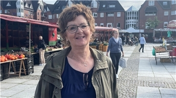 Eine Frau auf dem Nordenhamer Wochenmarkt. Es handelt sich um Marktmeisterin Regina Lindhorst.